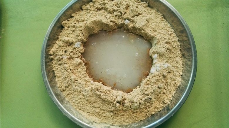 香油豆沙馅绿豆糕,在绿豆粉上面挖个小坑,将<a style='color:red;display:inline-block;' href='/shicai/ 3729'>白糖</a>、凉白开放入;