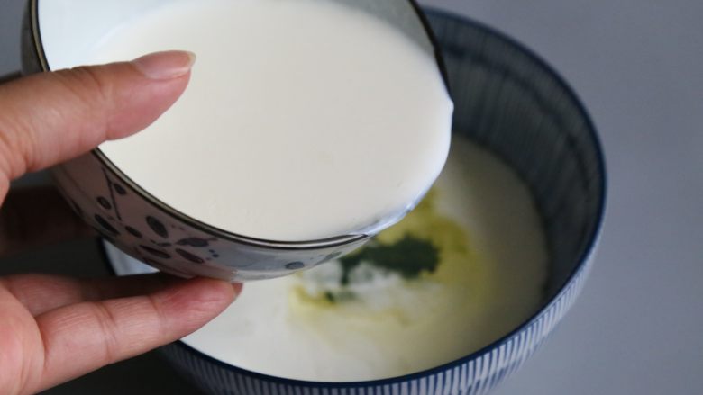 双皮奶,将生成奶皮的牛奶,保留奶皮,缓缓倒入打散的蛋清中。
牛奶沿着碗流下,奶皮保存在碗里,最后碗底需要保留一些牛奶让奶皮浮在牛奶上。