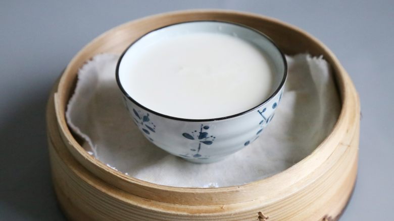双皮奶,无需搅动,将盖上保鲜膜或盖子,防止蒸汽滴落影响成品,放入蒸笼,蒸15分钟即可。