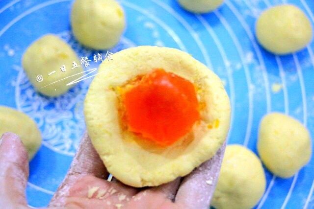 南瓜饼(蒸、煎、烤3种做法),🌻小贴士:大人吃糖果的,这里可以包一颗糖果,我蒸过一次,蒸熟了糖果就化掉了,咬开来会有流心的感觉。