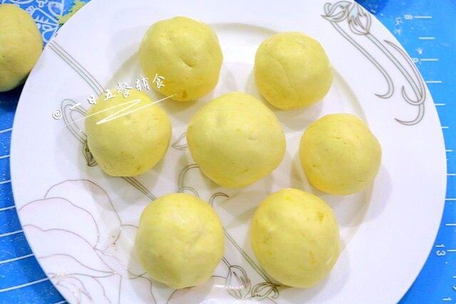 南瓜饼(蒸、煎、烤3种做法), 然后封口再次揉圆。