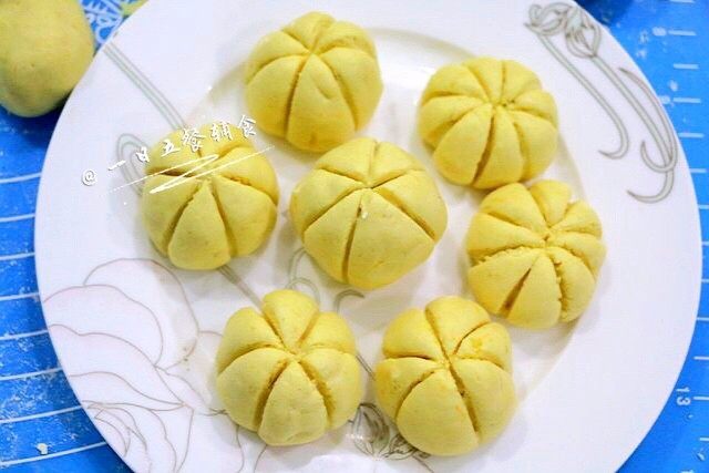 南瓜饼(蒸、煎、烤3种做法),压扁后用牙签压出三、四道线,力度稍微大点,以免蒸熟了痕迹变浅。压出线以后,用稍微整形下。
