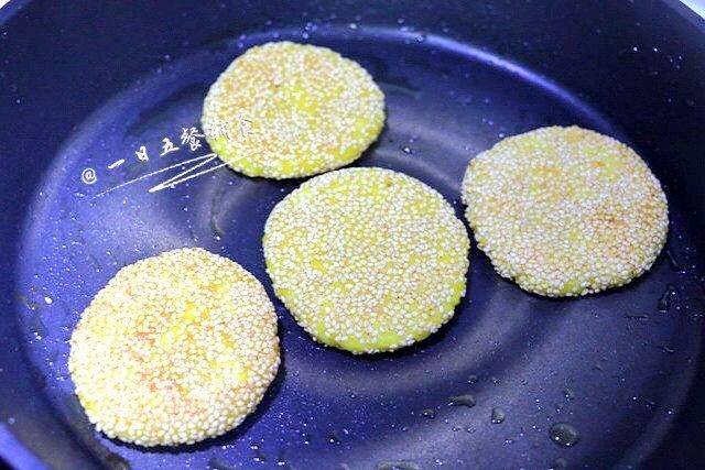 南瓜饼(蒸、煎、烤3种做法),小火,两面金黄色就可出锅了。
🌻小贴士:喜欢膨胀起来的那种南瓜饼,要多放油,在锅里炸,就会炸的浮起来,蓬蓬的感觉。