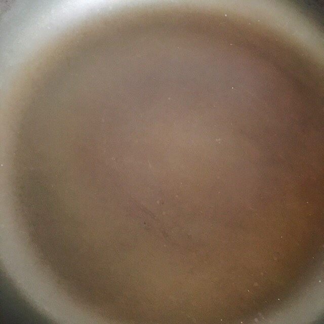 子姜麻油鸡,拿出平底锅,把火打开