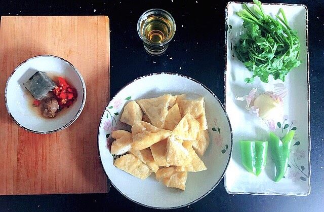 健康无油臭豆腐,所有食材在此。那一盅是茶,不是酒😁。豆腐泡我是买现成的三角扁豆腐泡。自己就不炸了。想想三分钟吃完的臭豆腐我干嘛花半小时去炸啊,你说是不是。懒一下,请担待😌