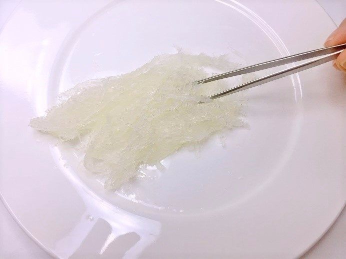 香橙燕窝,燕窝泡发好后,去除细毛和杂质~再换水清洗干净