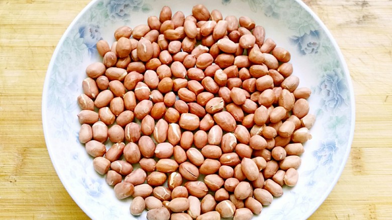 花生高钙牛轧糖,<a style='color:red;display:inline-block;' href='/shicai/ 664'>花生</a>微波炉高火叮2分钟,去皮擀碎备用
