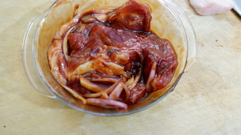 只吃一碗饭之黯然销魂饭,把肉放进去,按摩按摩按摩,然后就可以扔冰箱腌了。四个小时以上,最好过夜。