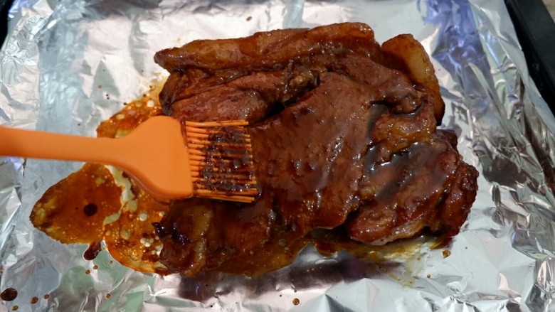 只吃一碗饭之黯然销魂饭,刷刚才煮好的酱汁儿。再烤10分钟。再翻面刷一次酱汁儿,再烤十分钟,出炉。烤制时间和温度根据自己家烤箱的脾气做适当调整。