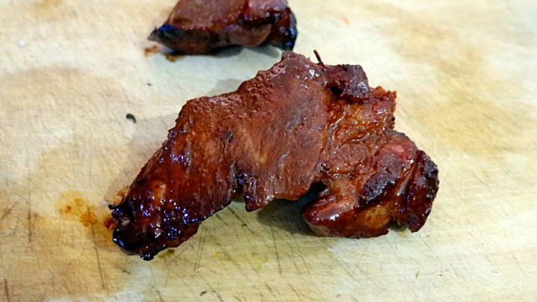 只吃一碗饭之黯然销魂饭,出炉,切片。我自己操作,没办法拍照,不然的话切开那一瞬间我真想拍下来,肉汁瞬间流出,太诱人!