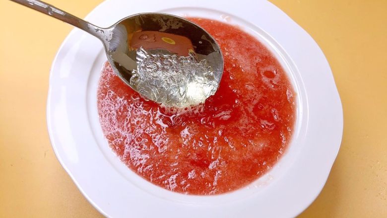 西瓜燕窝,把榨好的西瓜汁和西瓜丁倒入碗中,最后铺上燕窝