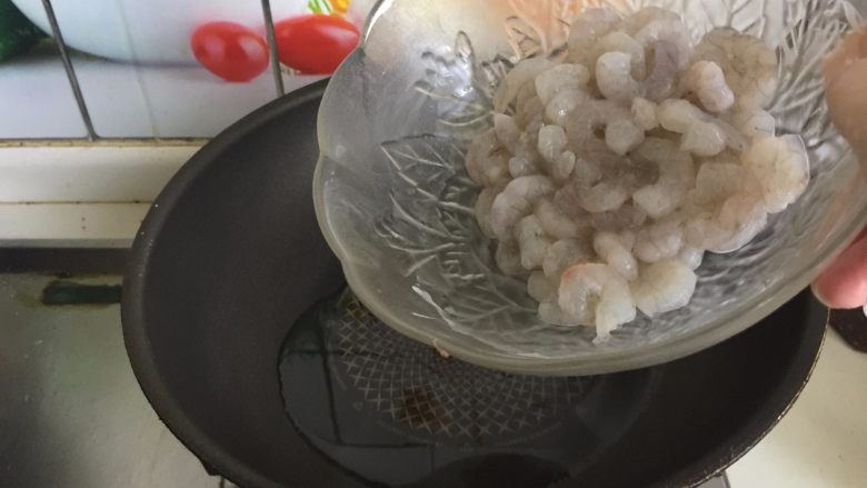 咸蛋黄虾仁豆腐,起油锅,放入腌制过的虾仁