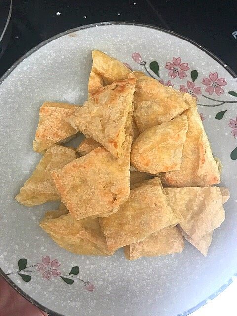 健康无油臭豆腐,煎差不多1分钟,豆腐泡表面出现脆脆的焦黄就可以夹出来啦。