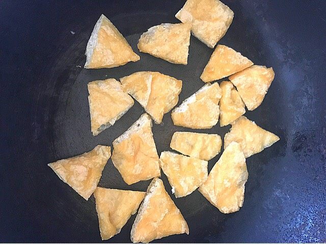 健康无油臭豆腐,把锅烧热,不用下油,直接将豆腐泡放进去煎。豆腐泡本身会出油,所以不用担心会糊。注意两面翻一翻。