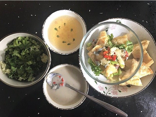 健康无油臭豆腐,夹几块煎好的豆腐放在碗里,按照你喜欢的口味放入三种调味料。我会多放臭豆腐汁还有菜丁,淋一勺茶蒜汁。