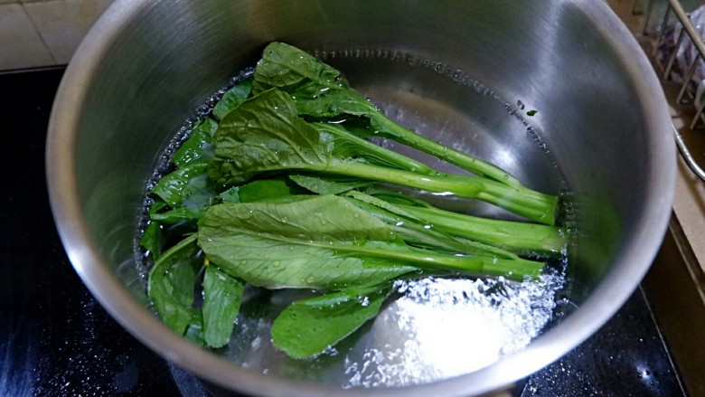 只吃一碗饭之黯然销魂饭,青菜焯水,<a style='color:red;display:inline-block;' href='/shicai/ 9'>鸡蛋</a>煎成自己喜欢的成熟度,就可以码在饭上开动了。