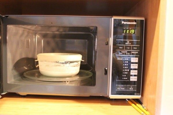 日式大福,在家动手做!,盖上保鲜膜或可微波之软盖。放入微波炉微波1分钟。