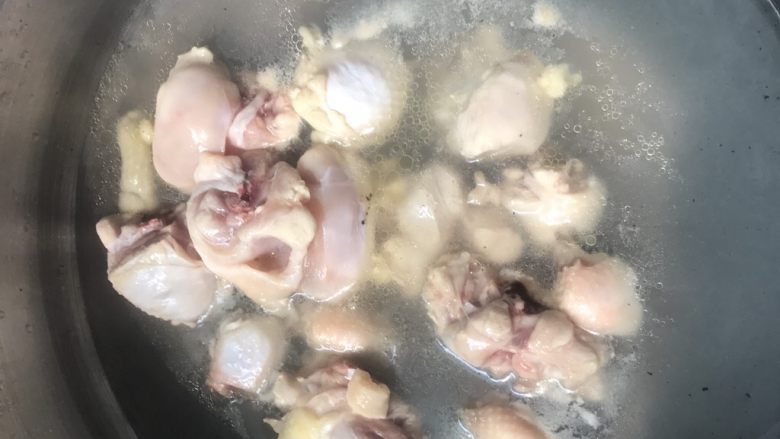 榴莲壳炖鸡,鸡肉放入开水中,焯水