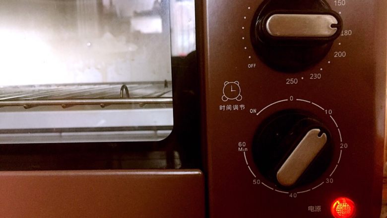 酸奶吐司(一次发酵法),预热烤箱上下火180度10min
