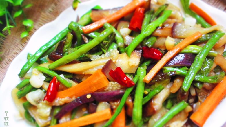 茄子炖豆角,出锅前放入鸡精翻炒匀均,然后再淋入一些香油即可