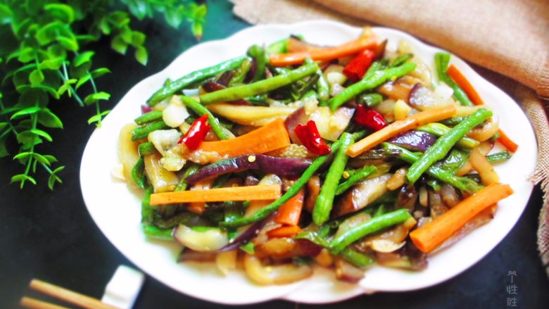 茄子炖豆角,汁浓味鲜,香辣可口