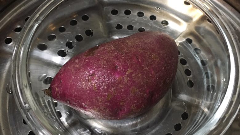 蔓越莓紫薯发糕,食材处理:紫薯洗净上锅蒸熟