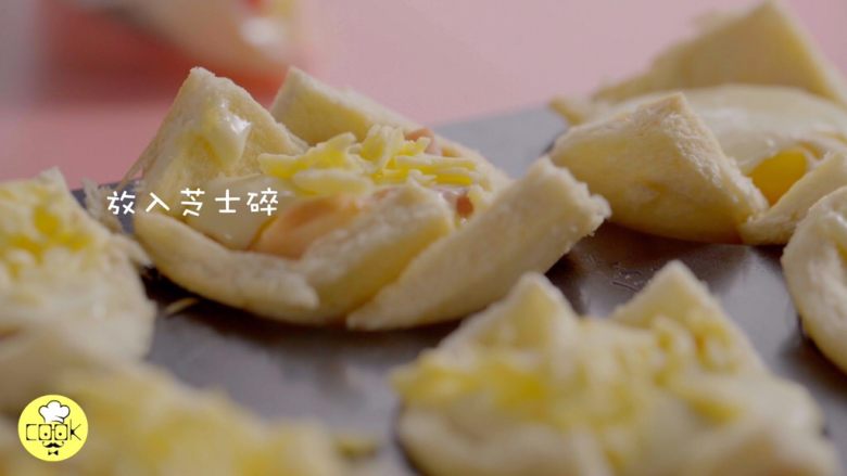 15分钟下午茶,芝士满满吐司杯,撒上芝士碎,点睛之笔在吐司边边也刷上黄油
