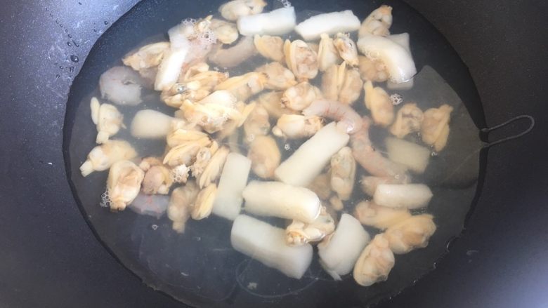 冬阴功海鲜粉丝汤,把海鲜放入锅内焯水煮熟