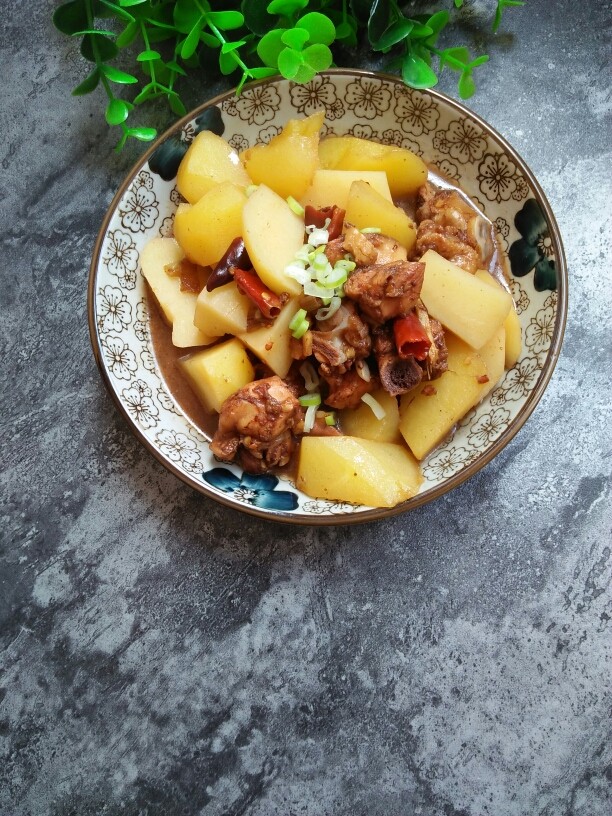 鸡腿炖土豆