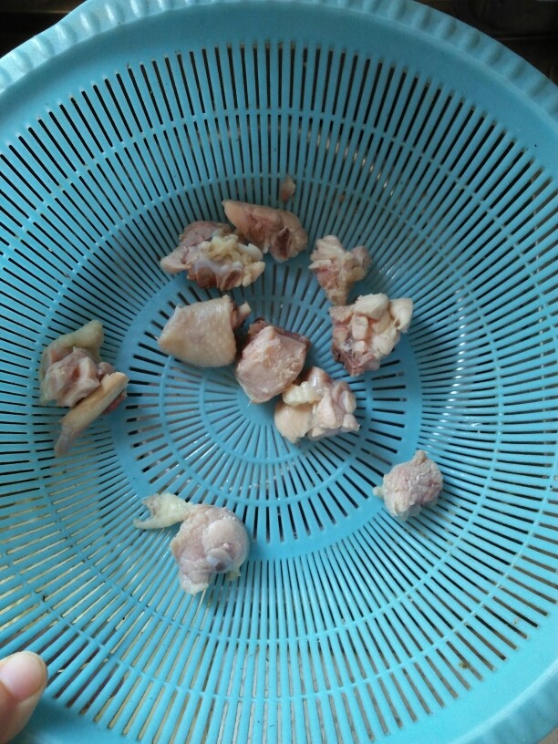 鸡腿炖土豆,鸡肉焯水捞出来控干水。