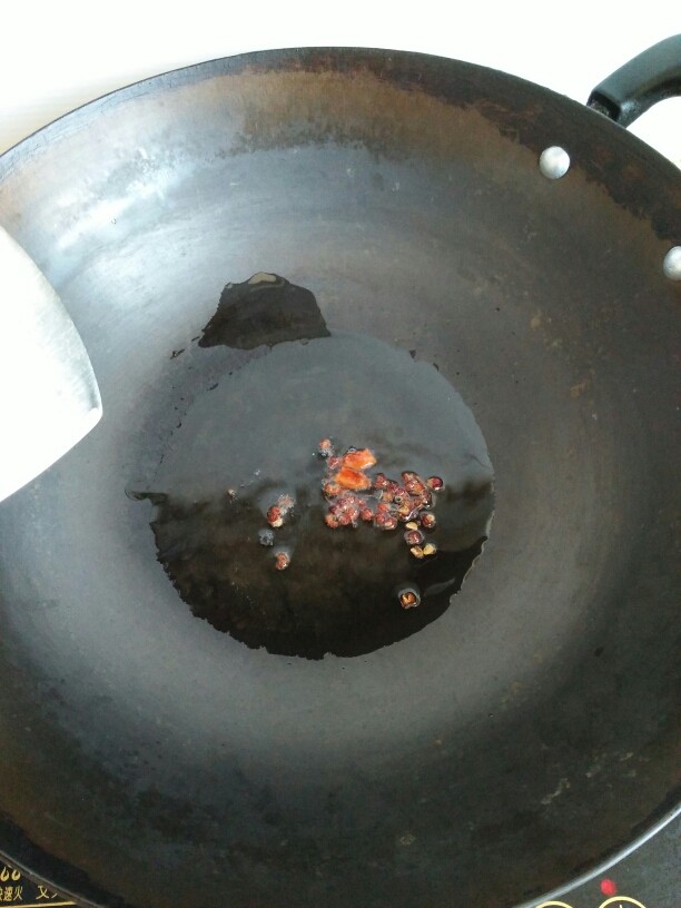 鸡腿炖土豆,锅热油,把花椒粒,八角炸一下,炸黑扔掉炸过的花椒粒和八角。