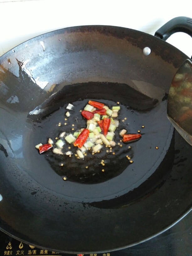 鸡腿炖土豆,炸过花椒的油用来爆炒葱,生姜,干红辣椒。干红辣椒切段。