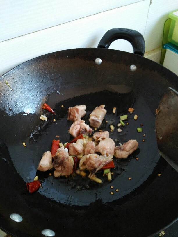 鸡腿炖土豆,把鸡肉放进去炒黄,炒干。