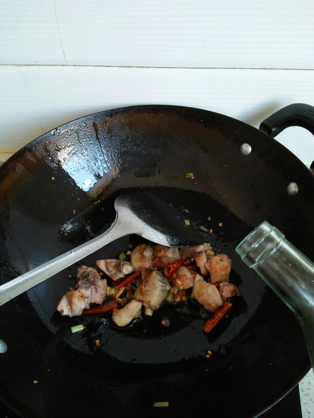 鸡腿炖土豆,放适量的<a style='color:red;display:inline-block;' href='/shicai/ 718'>料酒</a>。