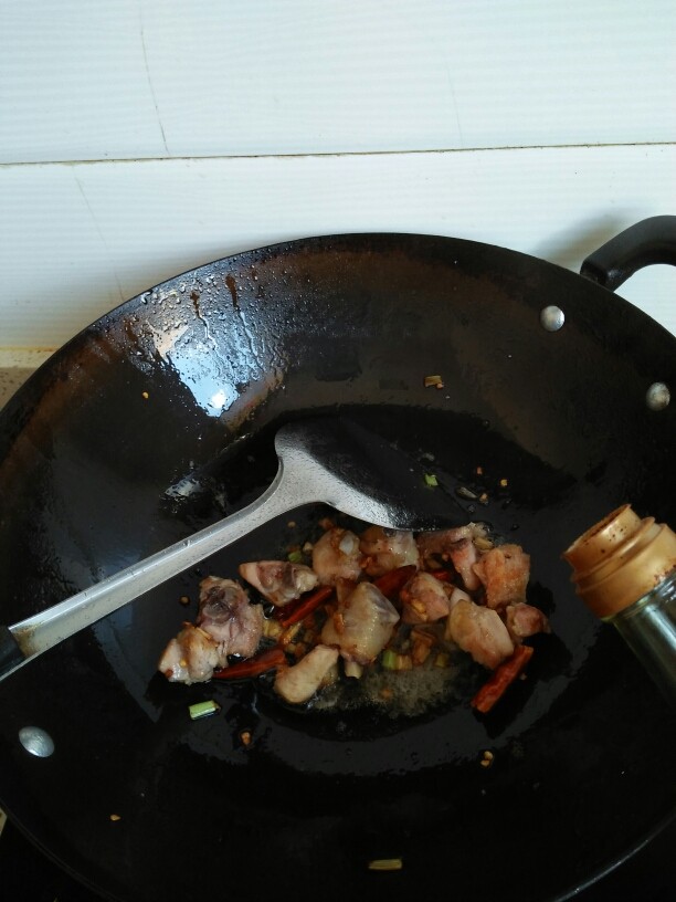 鸡腿炖土豆,适量的<a style='color:red;display:inline-block;' href='/shicai/ 762'>老抽</a>上色。
