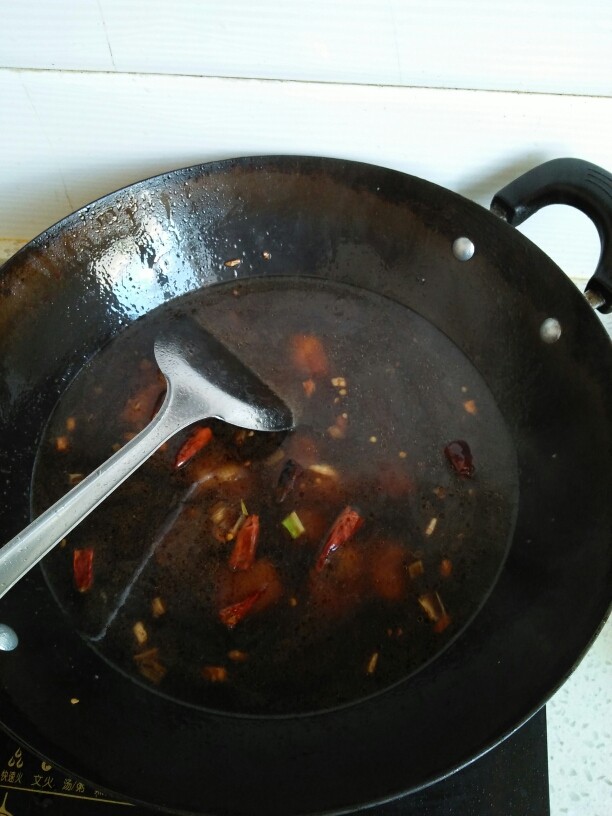 鸡腿炖土豆,加入适量的开水。