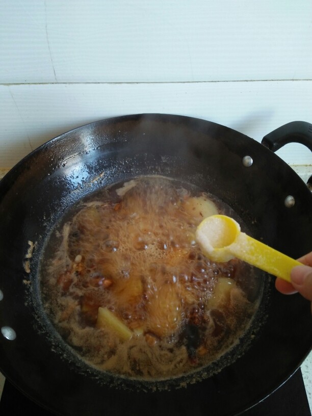 鸡腿炖土豆,放一点点<a style='color:red;display:inline-block;' href='/shicai/ 3729'>白糖</a>,汤汁粘稠可以出锅了。