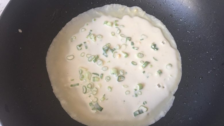 葱花鸡蛋饼,转动锅子,将面糊转匀