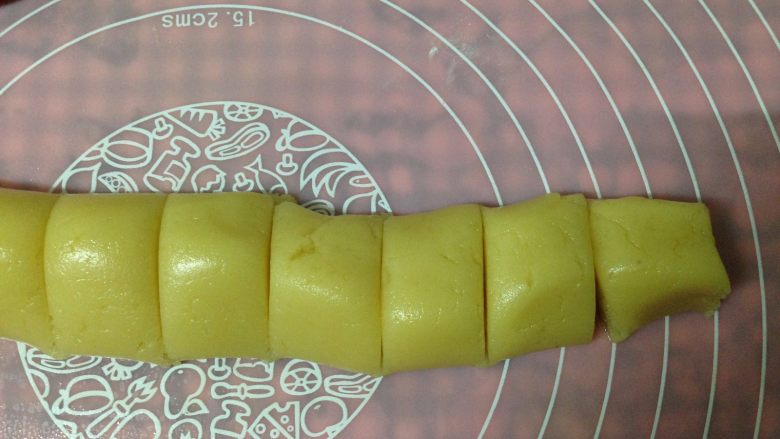 桃酥饼干,然后搓成长条,分割成大小一致的面团(每个大约18克左右)
