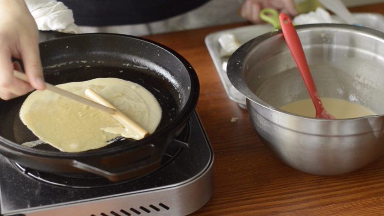 提拉米苏千层蛋糕(简易版奶油霜),用煎饼果子工具推开。如果是不粘锅,稍微晃动锅子就可以展开面糊了。