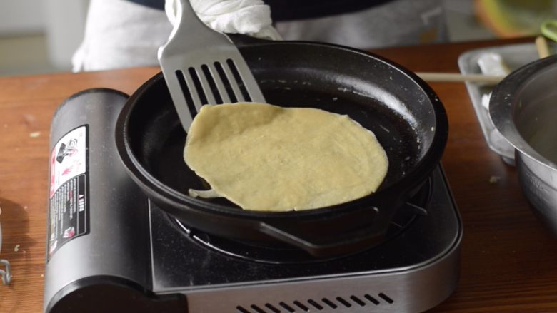 提拉米苏千层蛋糕(简易版奶油霜),饼皮凝固不粘锅就做好了,可以取出。喜欢脆脆的可丽饼可以多加热一会。用来做蛋糕做成软的饼就可以了。