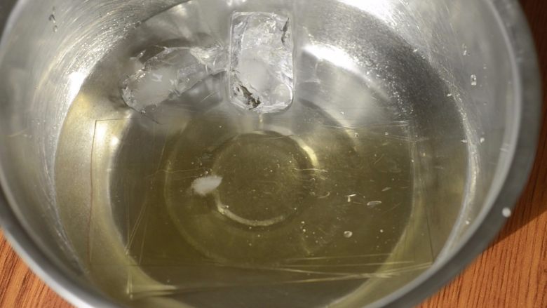 提拉米苏千层蛋糕(简易版奶油霜),有蛋版继续:3片吉利丁泡冰水,直到吉利丁变软。