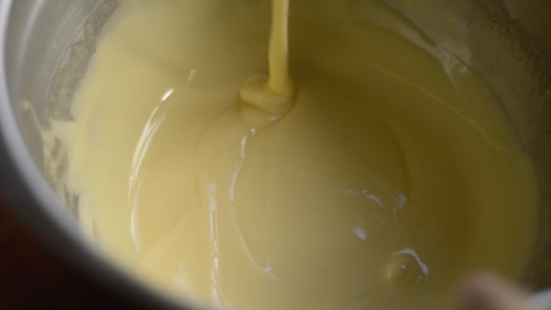 提拉米苏千层蛋糕(简易版奶油霜),直到蛋黄糊细腻均匀。