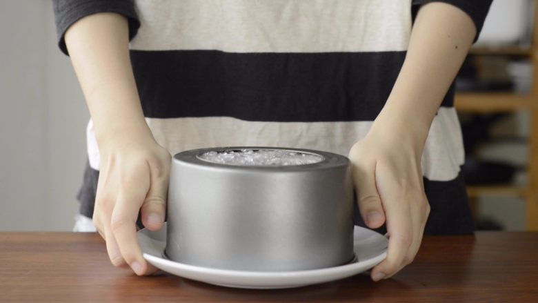 提拉米苏千层蛋糕(简易版奶油霜),第二天,用盘子盖在蛋糕上,然后倒过来,左手用力按住活底,右手把模具往上拔出,脱模。