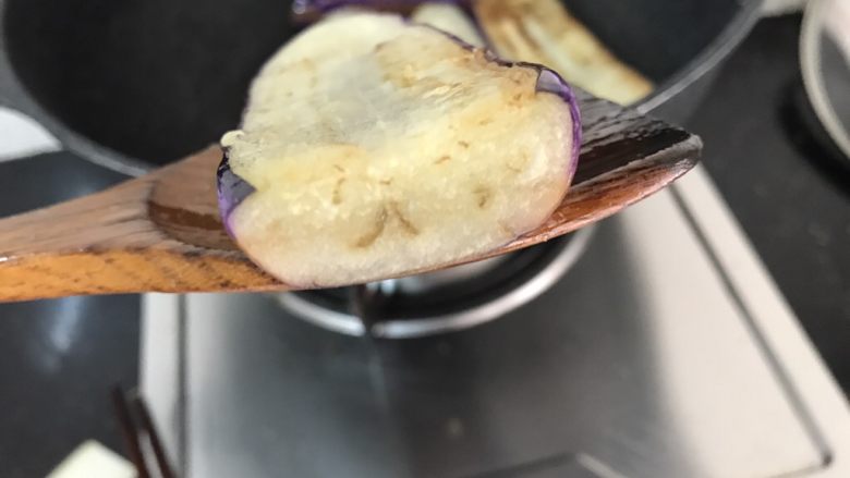 茄子这样做,肉都不要了,像这样,茄子由白色变成呈透明状,就是熟透了