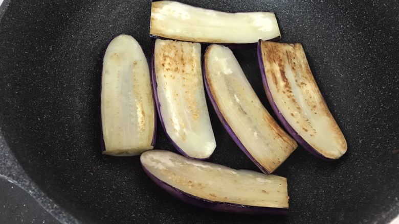 茄子这样做,肉都不要了,煎至微焦半熟透时翻面再煎至全熟
