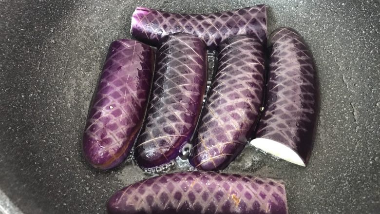 茄子这样做,肉都不要了,茄子白色的那面先煎,看好火力别糊哟,我用中火煎的,大家视自家炉灶脾气调整火力哈