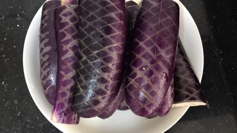 茄子这样做,肉都不要了,抹完盐,静置约十分钟