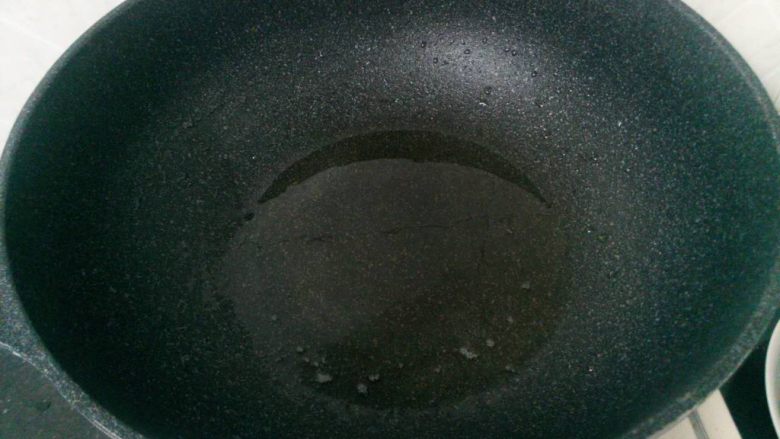 茄子这样做,肉都不要了,热锅,加油,油量比平常炒菜要多些
因为大家都知道,茄子特别吸油的了