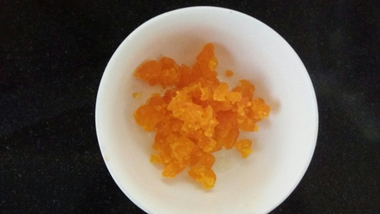 金沙玉米饭,<a style='color:red;display:inline-block;' href='/shicai/ 13'>咸鸭蛋</a>去壳,取蛋黄,将蛋黄撵成泥。